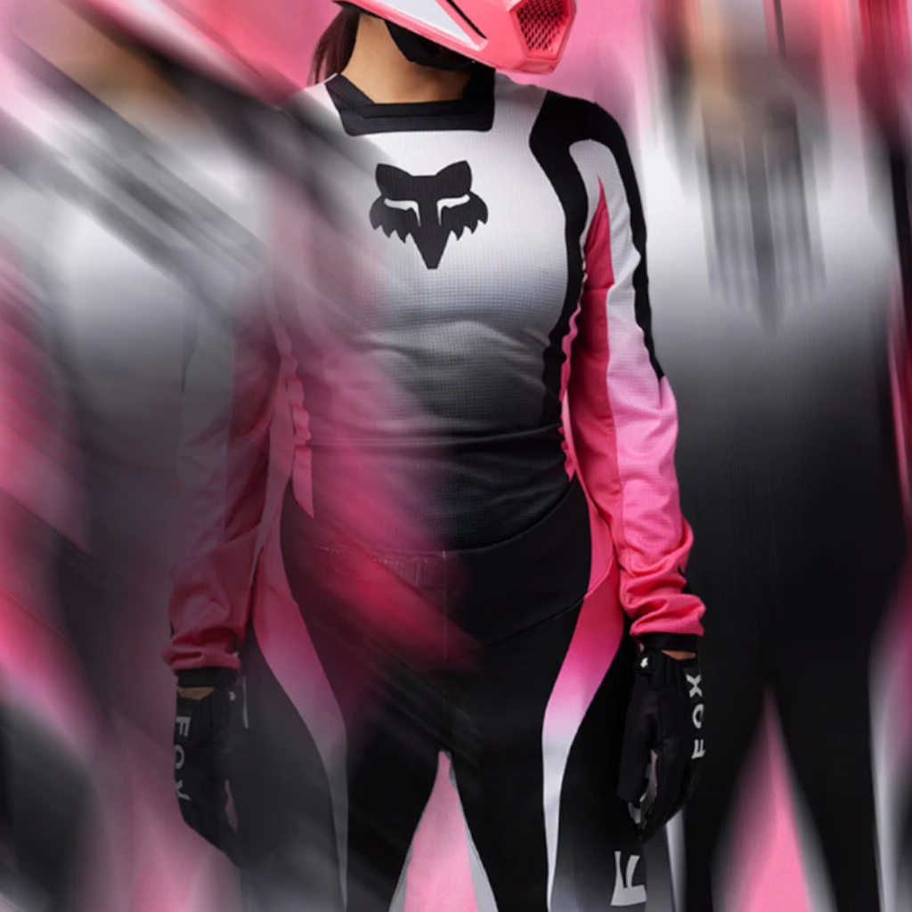 Motocross to nie tylko męski sport wyczynowy ale również popularna dyscyplina wśród kobiet.